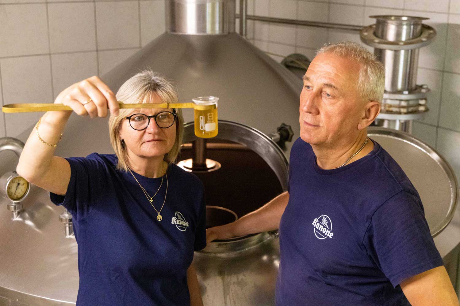Zwei Brauer:innen in der Brauerei Kanone bei der Arbeit